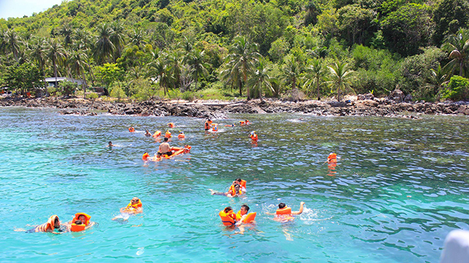 Du khách lặn ngắm san hô tại Hòn Bờ Đập - Nam Du