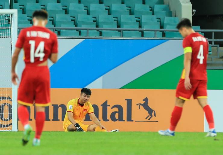Văn Toản chấn thương trong tình huống dẫn tới bàn thua đầu tiên của U23 Việt Nam