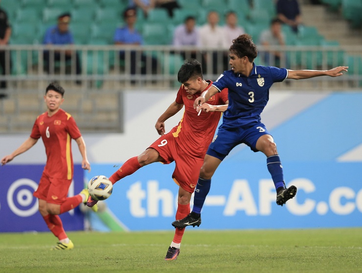 U23 Việt Nam (áo đỏ) bị U23 Thái Lan cầm hòa dù 2 lần dẫn trước&nbsp;