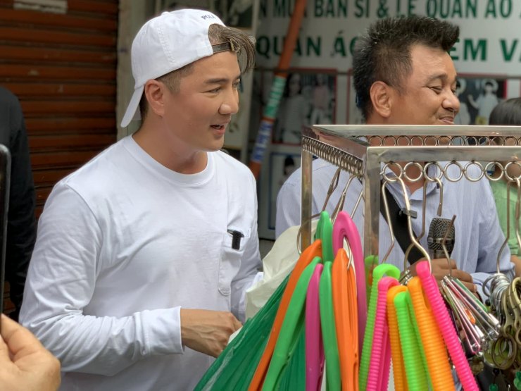 Đời sống Showbiz - Đàm Vĩnh Hưng có hành động bất ngờ khi gặp "bản sao" hát rong