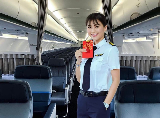 Nữ phi công đẹp nhất Việt Nam ký hợp đồng hôn nhân với chồng Tây ngày càng  gợi cảm