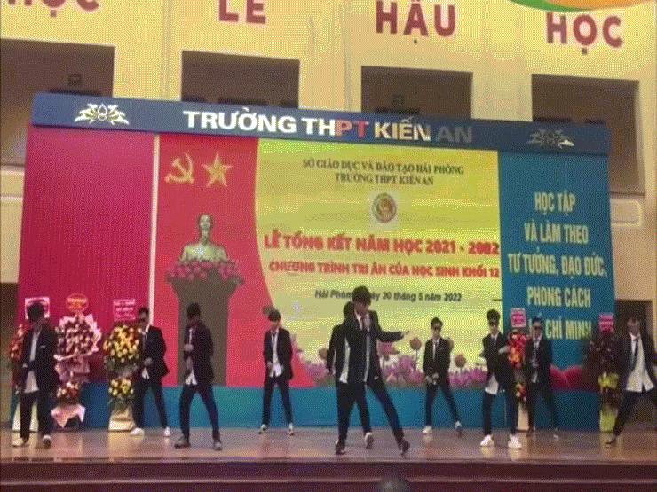 Bạn trẻ - Cuộc sống - Học sinh lớp 12 Hải Phòng biểu diễn "siêu phẩm" của Nguyễn Hưng cực ấn tượng tại lễ tổng kết