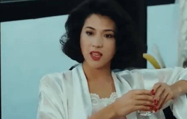 Hoa hậu châu Á 1987 - Khâu Nguyệt Thanh đóng vai phụ nữ đã có gia đình nhưng có mối quan hệ mập mờ với vũ công nam ở hộp đêm trong Tinh kì ngũ chi vũ nam/ Friday Gigolo (1992).
