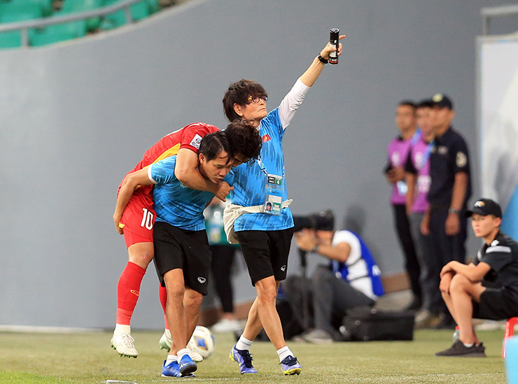 Trần Danh Trung dính chấn thương ở trận đấu giữa U23 Việt Nam và U23 Thái Lan.