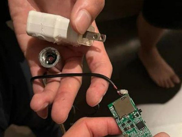 Thế giới - Đôi vợ chồng phát hiện 4 lỗ nhỏ cạnh TV, tháo ra kiểm tra liền phát hiện thứ đáng sợ