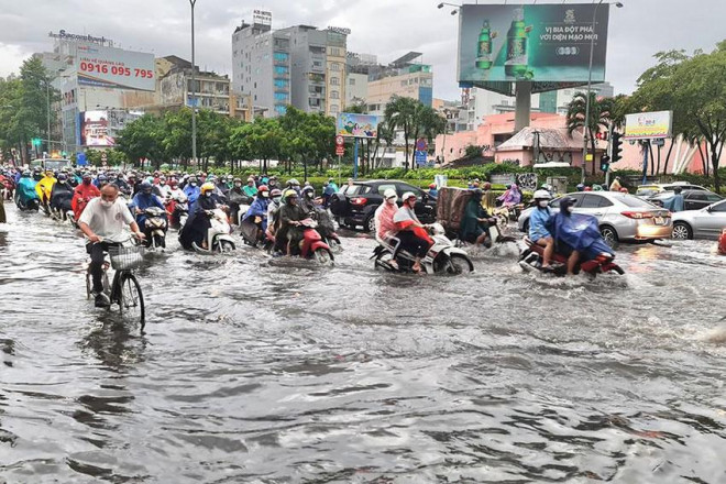 Trung tâm TP.HCM bị ngập trong cơn mưa chiều 2-6. Ảnh: NGUYỄN CHÂU