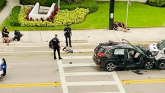 Một người đàn ông ở bang Florida - Mỹ lái xe đâm trúng xe tải trong lúc được một người phụ nữ quan hệ tình dục qua đường miệng. Ảnh: WPLG