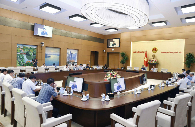 Chủ tịch Quốc hội Vương Đình Huệ chủ trì phiên họp của UBTVQH - Ảnh: Doãn Tấn