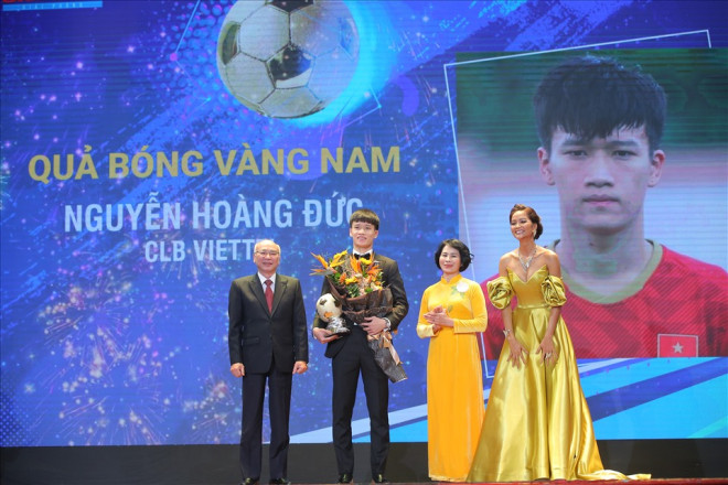 Tiền vệ Nguyễn Hoàng Đức là chủ nhân danh hiệu Quả bóng vàng Việt Nam 2021. Ảnh: D.P