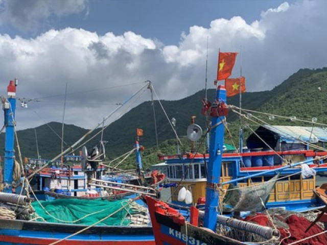 Thị trường - Tiêu dùng - Giá dầu ''nhảy vọt'', tàu cá tiếp tục nằm bờ