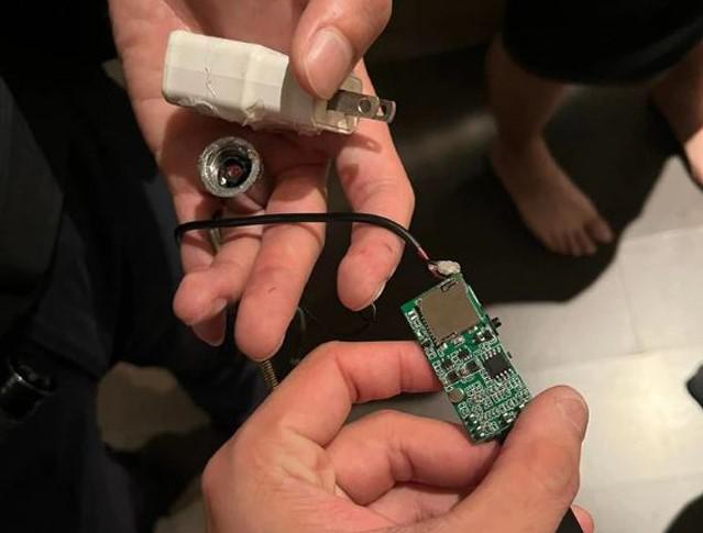 Đôi vợ chồng tá hỏa phát hiện camera quay lén trong phòng khách sạn.