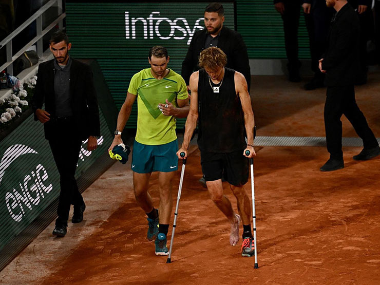 Zverev cứu bóng của Nadal dính chấn thương cực nặng, bật khóc ngay trên sân