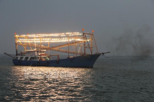 Tàu cá Quảng Trị đang đưa thi thể nạn nhân trôi dạt trên biển vào bờ. (Ảnh minh họa)