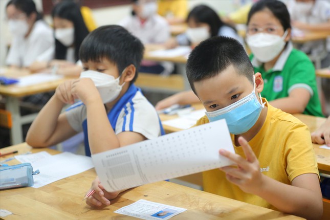 Gần 2.000 học sinh dự thi tuyển vào lớp 6, Trường THCS Ngoại Ngữ sáng 1/6 tại Hà Nội. Ảnh: Trọng Tài
