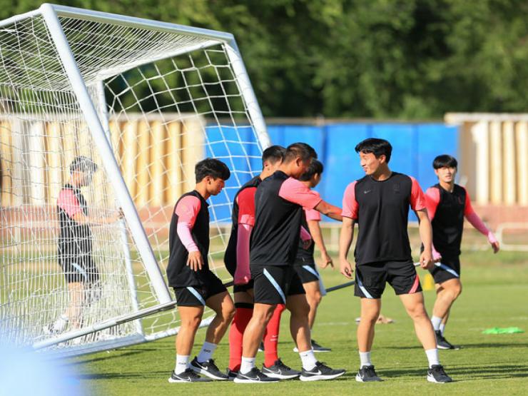 Tận mắt xem U23 Hàn Quốc tập luyện đấu U23 Việt Nam: Bí ẩn chai nước uống đặc biệt