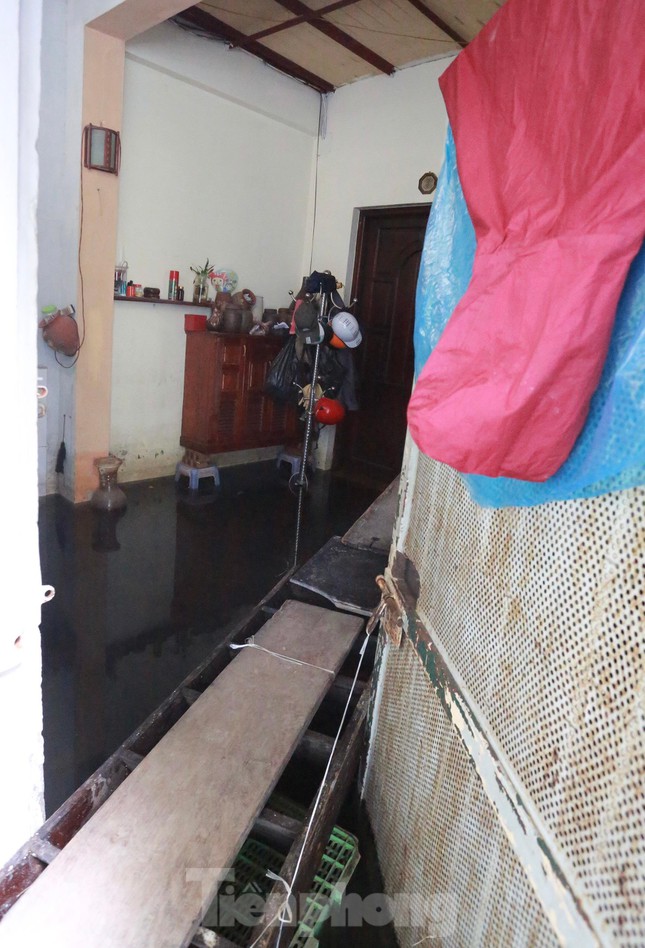 Một tuần sau mưa, người Hà Nội vẫn phải bắc 'cầu khỉ' vượt nước ngập - 6