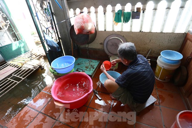Một tuần sau mưa, người Hà Nội vẫn phải bắc 'cầu khỉ' vượt nước ngập - 7