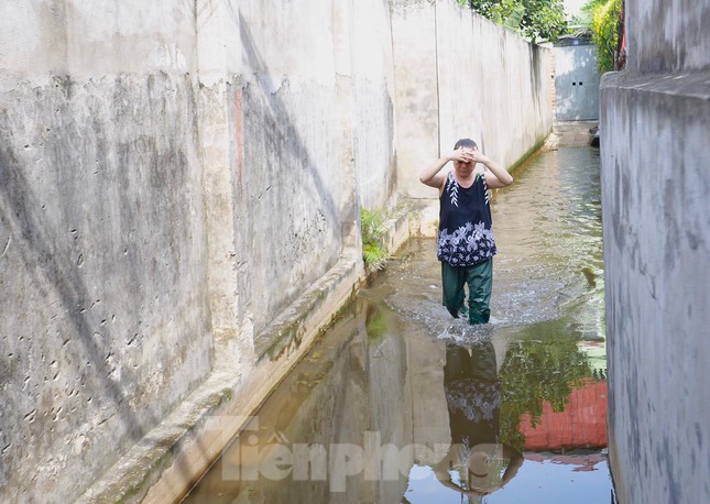 Một tuần sau mưa, người Hà Nội vẫn phải bắc 'cầu khỉ' vượt nước ngập - 1