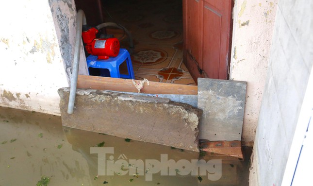 Một tuần sau mưa, người Hà Nội vẫn phải bắc 'cầu khỉ' vượt nước ngập - 4