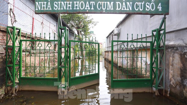 Một tuần sau mưa, người Hà Nội vẫn phải bắc 'cầu khỉ' vượt nước ngập - 9