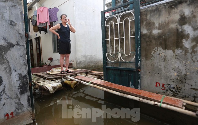 Một tuần sau mưa, người Hà Nội vẫn phải bắc 'cầu khỉ' vượt nước ngập - 2