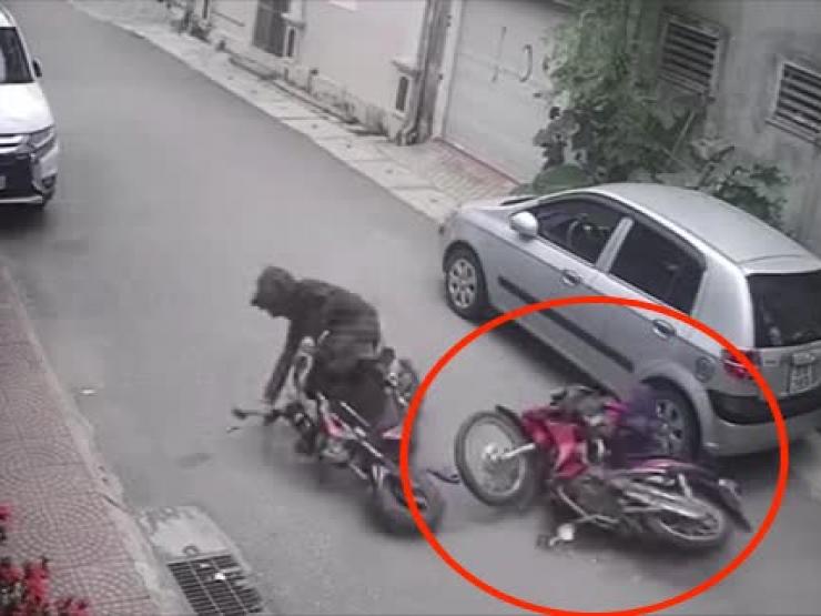 Tin tức trong ngày - Clip: 2 nữ “ninja” lái xe tông nhau trực diện, 1 người kê gối nằm giữa đường