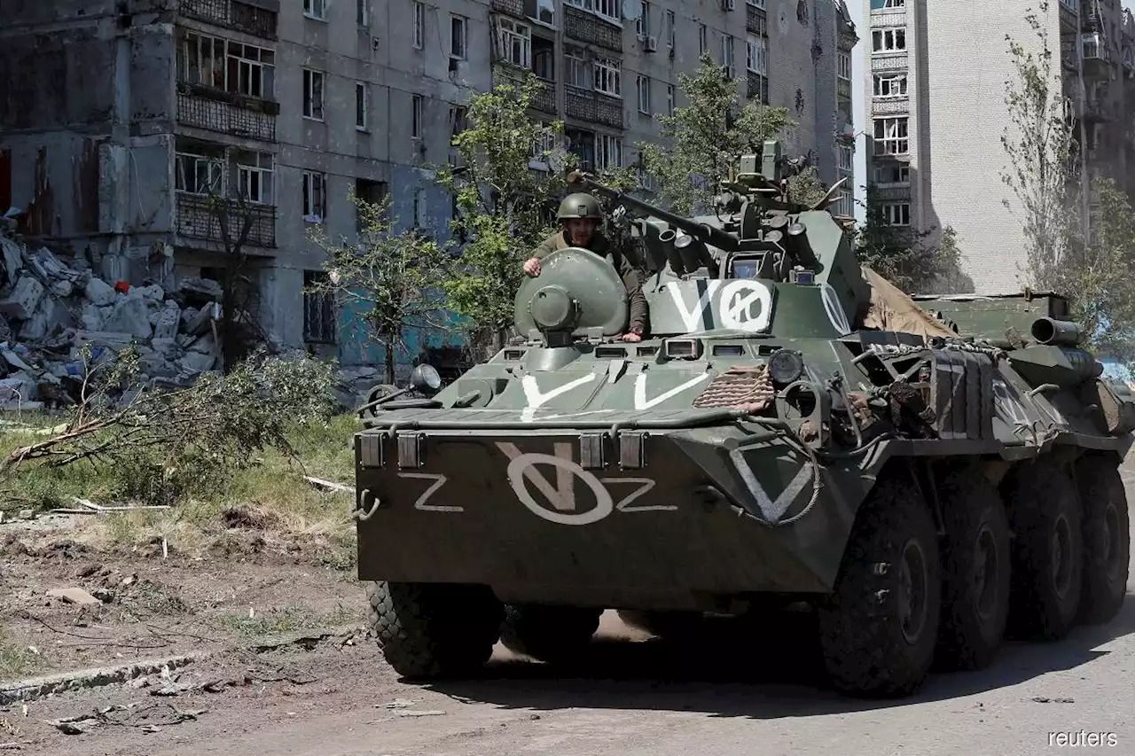 Xe bọc thép chiến đấu của Nga ở Lugansk (ảnh: CNN)