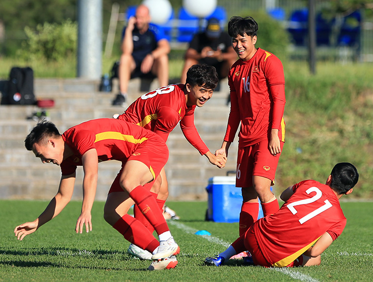 Các cầu thủ cười ngặt nghẽo đến mức không đứng vững khi chơi trò chơi (Ảnh: Hai Tư)