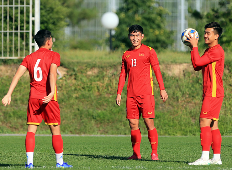 Các cầu thủ chưa có nhiều thời gian gắn kết như thế hệ trước nhưng bất cứ cầu thủ nào cũng sẵn sàng vào sân, được thể hiện và chơi tới cùng (Ảnh: Hai Tư)