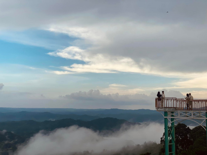 Cầu kính chệnh vênh giữa mây trời