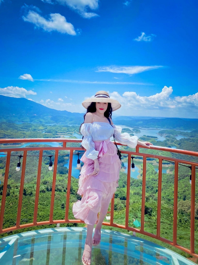 Hồ có nước trong xanh như một tấm gương khổng lồ, khiến nhiều người không khỏi thốt lên trầm trồ trước cảnh đẹp nên thơ