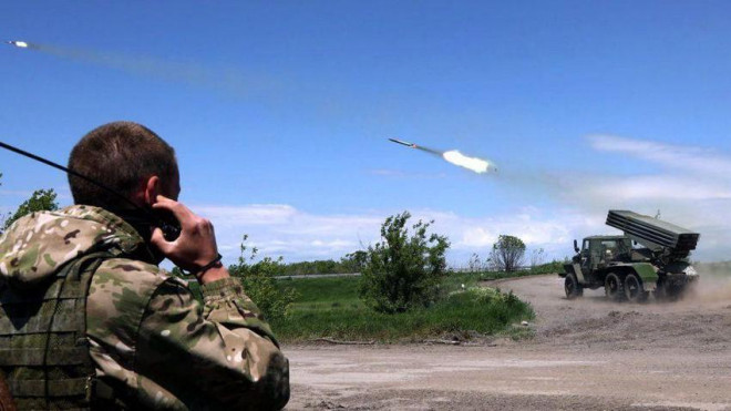 Lực lượng thân Nga tấn công tên lửa nhằm vào các vị trí của Ukraine ở TP Yasynuvata, tỉnh Donetsk (Ukraine). Ảnh: GETTY IMAGES