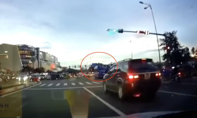 Tài xế xe buýt vượt đèn đỏ qua giao lộ đông đúc. Ảnh chụp màn hình