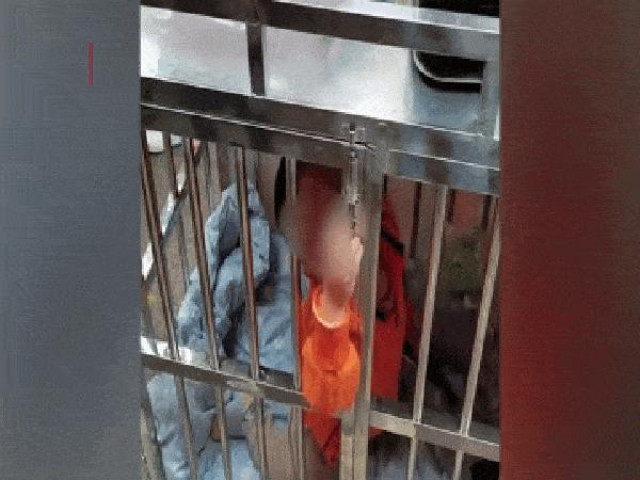 Bạn trẻ - Cuộc sống - Mẹ nhốt con vào lồng sắt dưới xe đẩy bán hàng và câu chuyện khiến ai nấy thương cảm