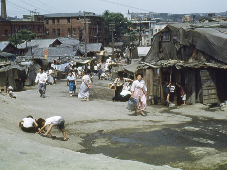 Kinh doanh - Nước có đội gặp U23 VN tối nay: Từng nghèo, dân "chạy ăn từng bữa" nay giàu "khủng"