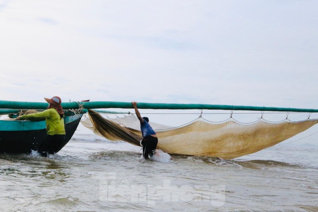 Hàng chục tàu thuyền lớn nhỏ của người dân địa phương và vùng lân cận đến đánh bắt rất náo nhiệt.