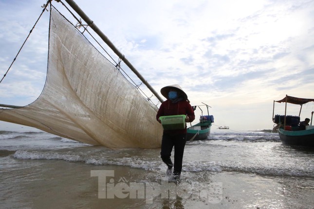 Mỗi tàu thuyền sẽ có một lưới tre dài hàng chục mét, được cố định bằng 2 cây tre dài, ở giữa là lớp lưới dày để vợt cá mờm cơm vào. Thuyền vừa đi vừa vợt, hàng trăm nghìn con cá lớn nhỏ theo luồng đều nằm sẵn trong lưới.