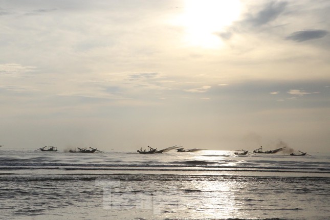 Sáng sớm, tại vùng biển ngang ở xã Thạch Văn và Thạch Trị, huyện Thạch Hà, tỉnh Hà Tĩnh đã nhộn nhịp tiếng tàu thuyền giăng lưới vợt cá mờm trên biển.