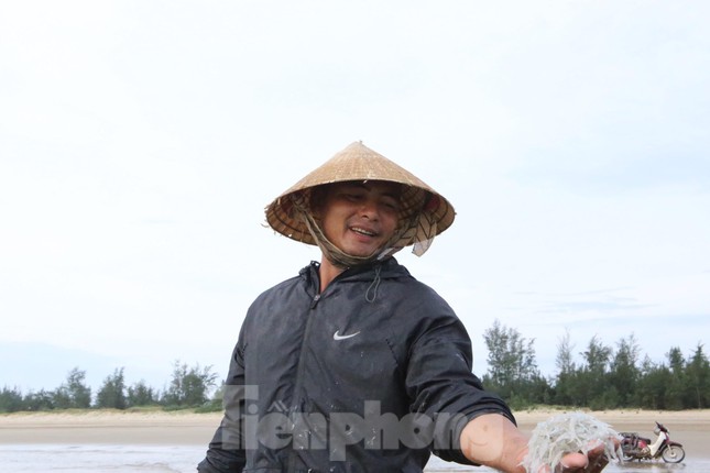 Anh Bùi Văn Bằng, 39 tuổi (trú tại thôn Đông Văn, xã Thạch Văn, huyện Thạch Hà, tỉnh Hà Tĩnh) cho biết: “Tôi bắt đầu đi đánh bắt cá mờm từ mấy ngày nay. Hôm qua thu hoạch được gần 300kg. Hôm nay tôi ra khơi từ 2h sáng đến giờ cũng được hơn 100 kg cá mờm đem bán".