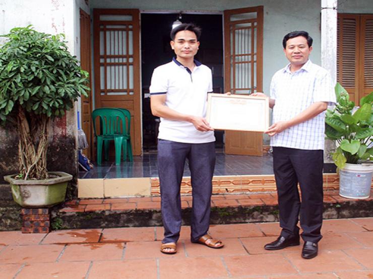 Tin tức trong ngày - Nóng trong tuần: "Người nhện" liều mình ghìm chiếc xe máy mất phanh trên đèo, cứu 3 người trong một gia đình