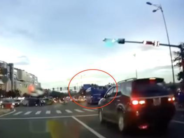 Phạt nặng tài xế xe buýt ngang nhiên vượt đèn đỏ tại giao lộ đông đúc