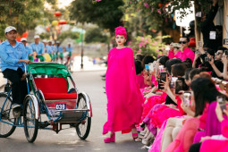 Thời trang - Đỗ Thị Hà "thắp sáng" phố Hội trong show thời trang "Vùng trời bình yên"