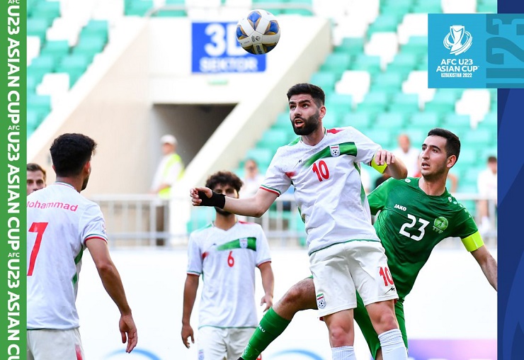 U23 Turkmenistan (áo xanh) hạ U23 Iran gây sốc U23 châu Á