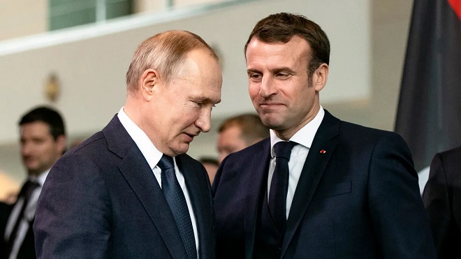 Tổng thống Pháp Macron (phải) hiện vẫn duy trì liên lạc với ông Putin.