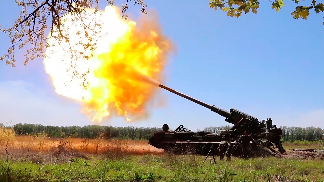 Siêu pháo tự hành 2S7 Malka của Nga khai hỏa ở miền đông Ukraine.