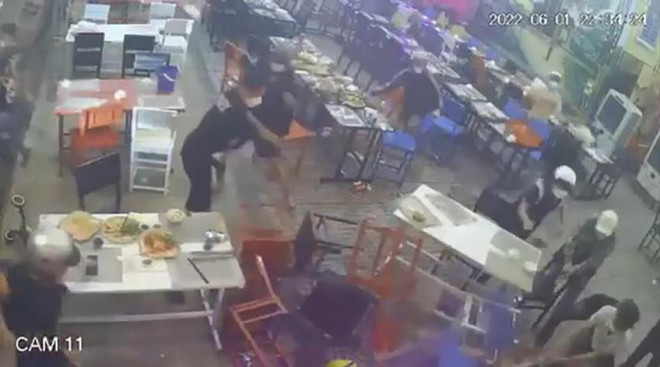 Nhóm thanh niên truy sát anh H và đập phá đồ đạc trong quán nhậu. Ảnh chụp từ clip