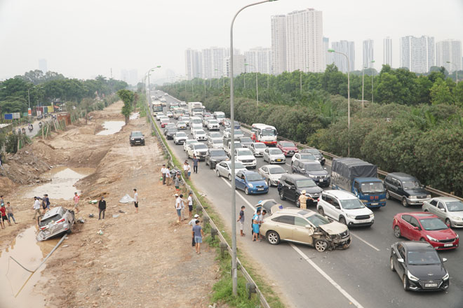 Chiều 5/6, xe ôtô Lexus chạy trên làn cao tốc của đại lộ Thăng Long hướng Nam Từ Liêm - Hòa Lạc. Khi đi tới khu vực gần cầu vượt An Khánh (huyện Hoài Đức, Hà Nội), xe này xảy ra va chạm với ôtô Toyota Fortuner đi cùng chiều.