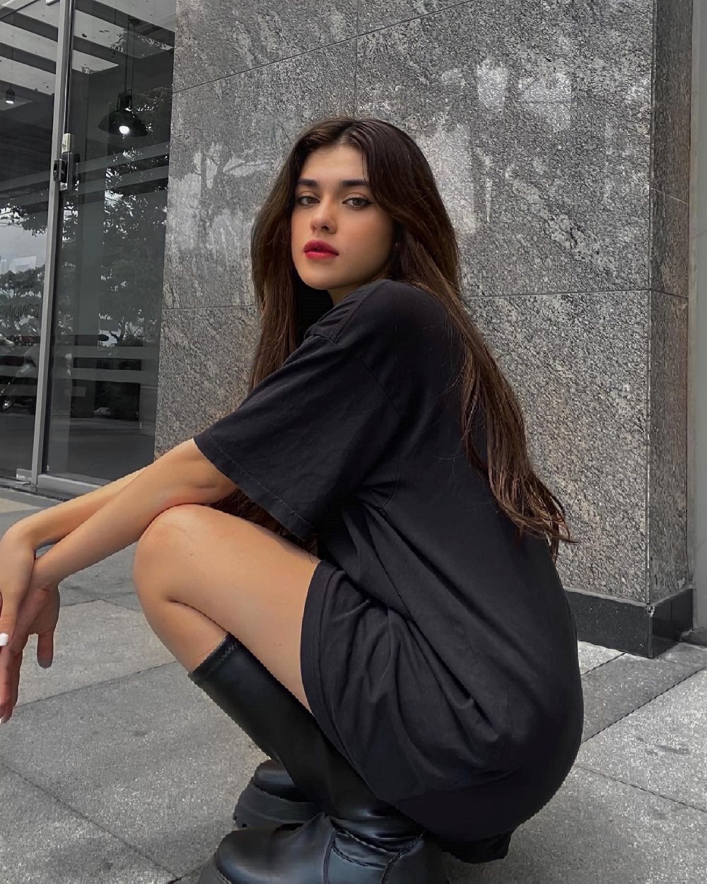 Đây là phong cách thời trang quen thuộc của người đẹp 21 tuổi. Nó giúp cô khoe được đôi chân thon dài một cách tối đa nhất.