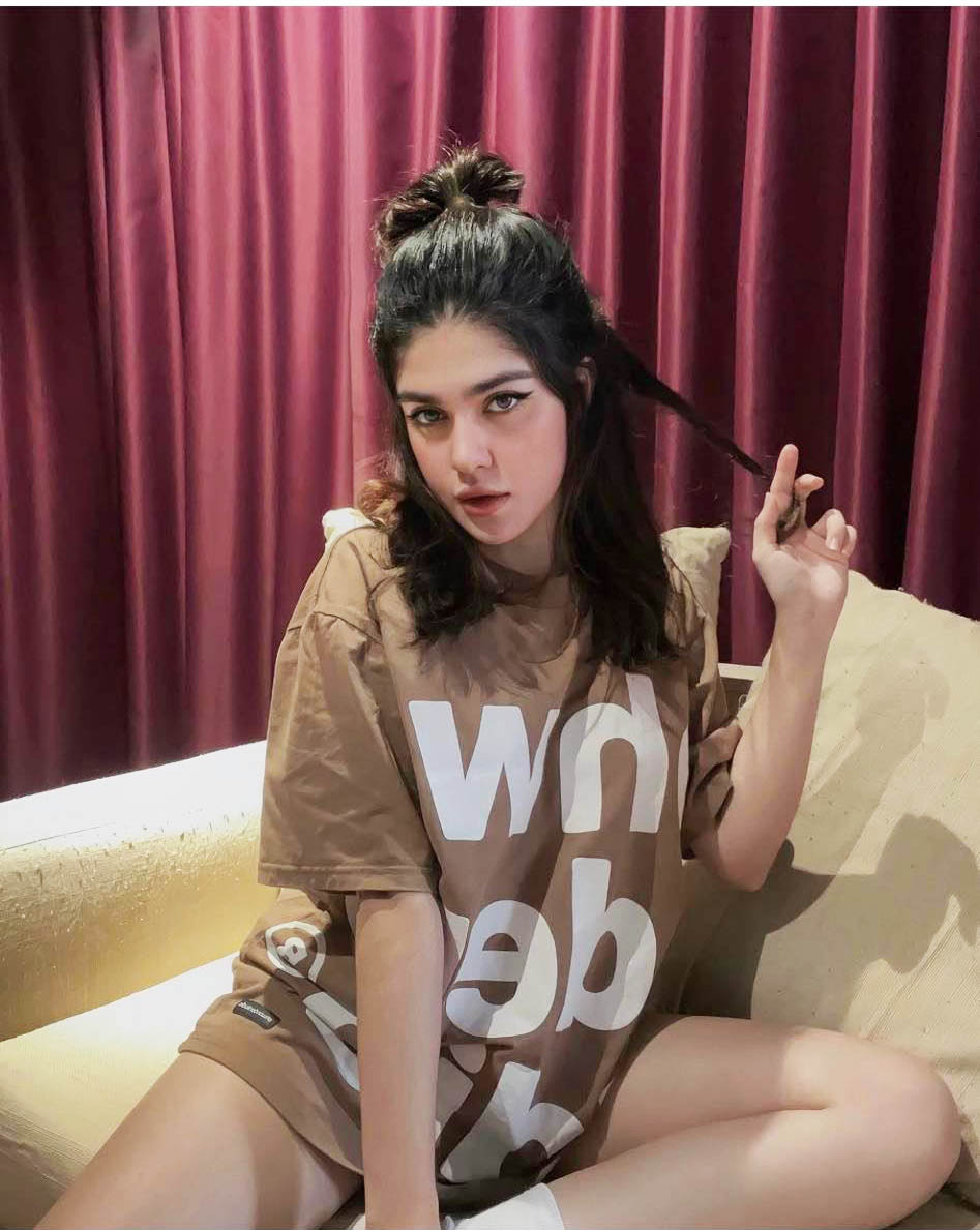  Thuý Anh mặc những chiếc quần siêu ngắn mà nhiều người ví như tàng hình vì đôi khi bị áo che phủ, đôi khi chiếc quần chỉ để lộ nửa kín nửa hở.