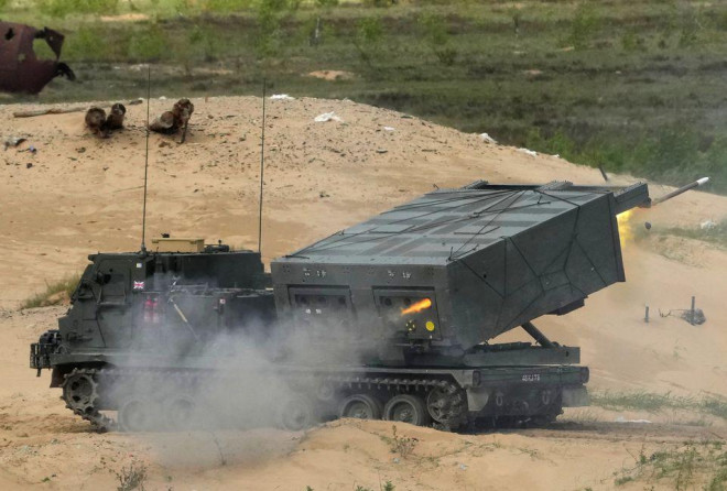 Bệ phóng rốc-két đa nòng tầm xa M270 của quân đội Anh. Ảnh: Reuters